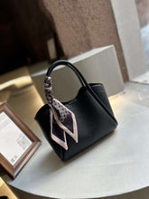 حقيبة يد نسائية لون اسود عملية بسعة مناسبة وشريط ستان - KSA